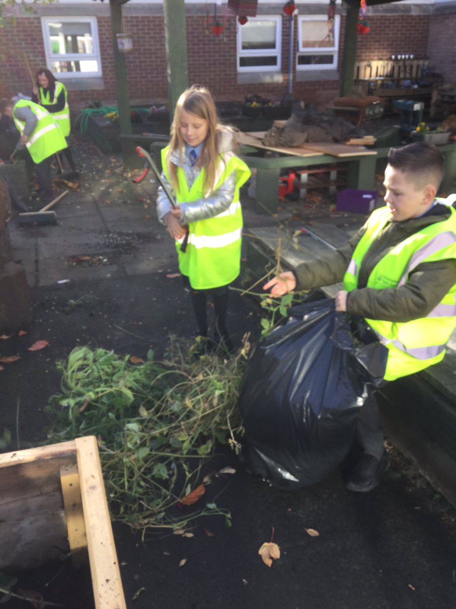 Suzieq1402's tweet photo. Busy day @StAnnesPrimary garden ystday.litter picking @CommSafetyGlasg kids loving helping , leaf raking , weeding @casmc1972 @mrchurch79 .thx parent helpers https://t.co/2NrJjljFwp