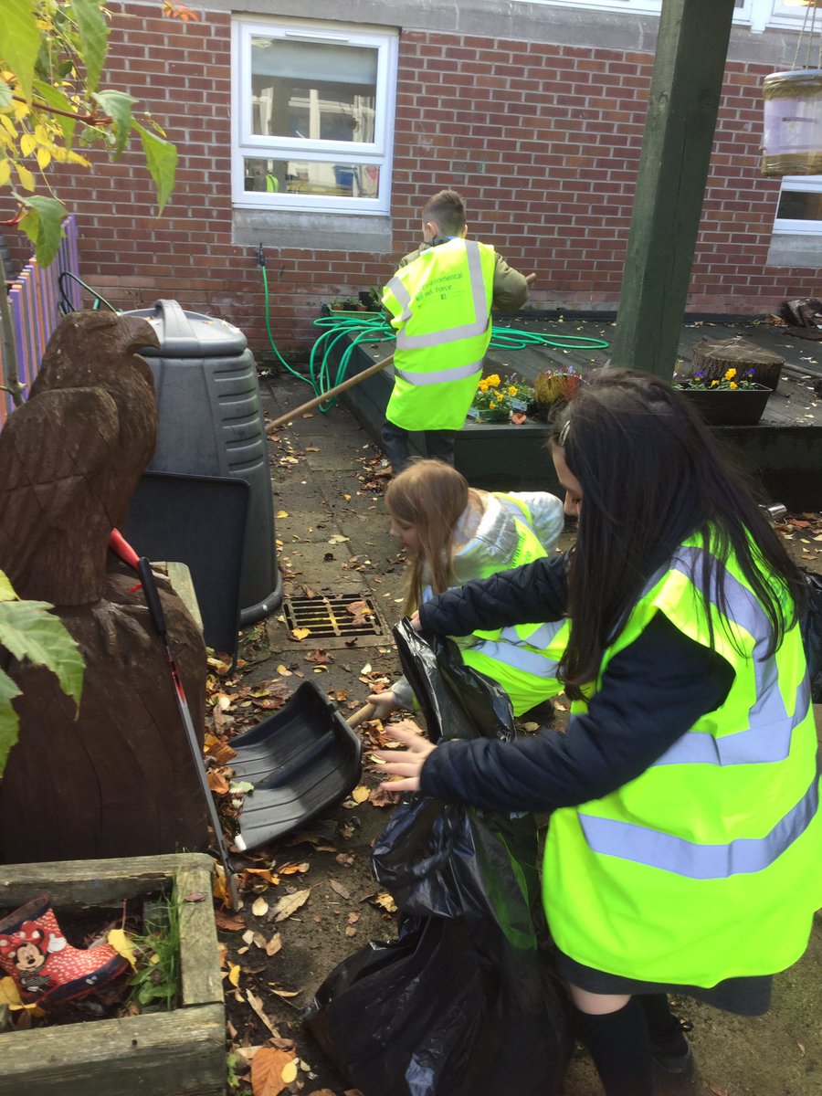 Suzieq1402's tweet photo. Busy day @StAnnesPrimary garden ystday.litter picking @CommSafetyGlasg kids loving helping , leaf raking , weeding @casmc1972 @mrchurch79 .thx parent helpers https://t.co/2NrJjljFwp