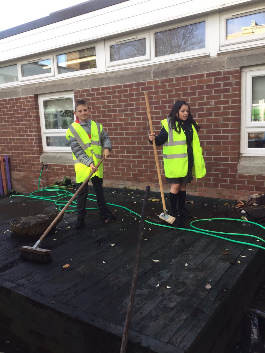 Suzieq1402's tweet photo. Busy day @StAnnesPrimary garden ystday.litter picking @CommSafetyGlasg kids loving helping , leaf raking , weeding @casmc1972 @mrchurch79 .thx parent helpers https://t.co/2NrJjljFwp