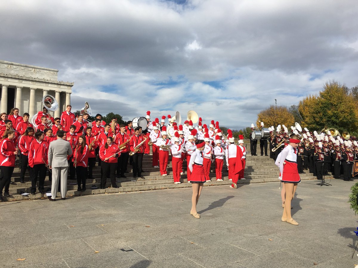 Brrmband's tweet photo. Honoring veterans from WWII, Korea, and Vietnam at the Lincoln Memorial. https://t.co/o9akpA0g3J