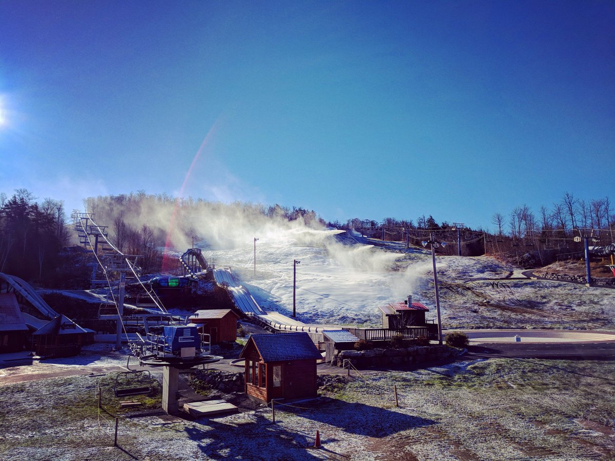 MontCascades's tweet photo. C'est en marche hehe! ❄️🏔️ // It's alive hehe! ❄️🏔️ #snowmaking #snow #winter #ski #winteriscoming https://t.co/EuWstci13E