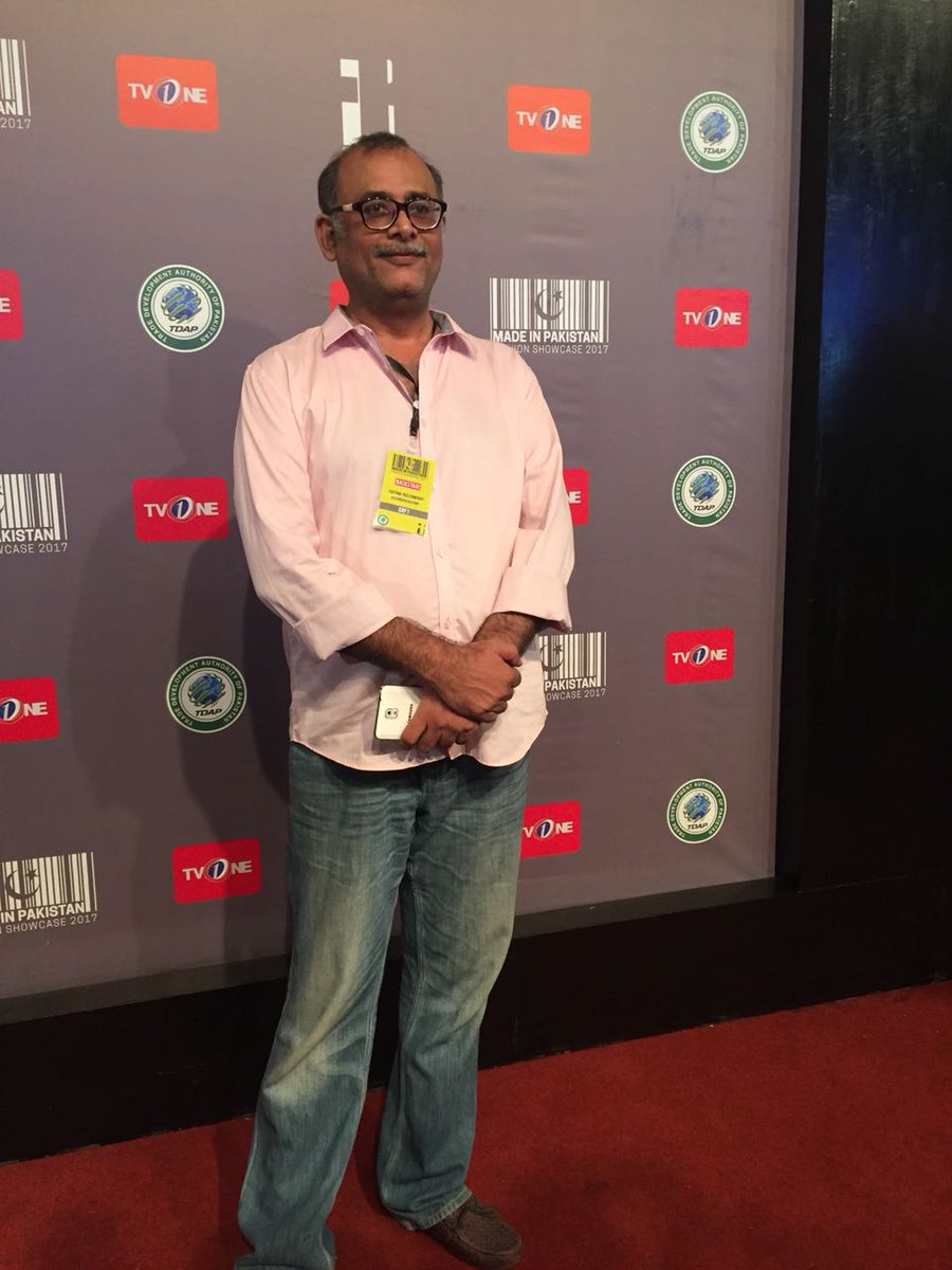 EditionPK's tweet photo. #MohsinSayeed from #ThePinkTree at the #RedCarpet of #MadeInPak17 #MadeInPakistan by #FashionPakistan x #TDAP
#FashionWeek #Edition #FPMF17 #MillennialFashion #TVOnePk https://t.co/86atE7mjSa
