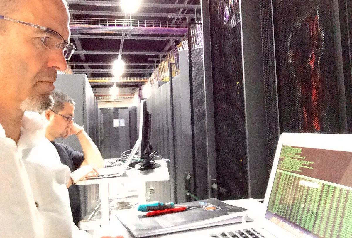 adw_es's tweet photo. Sigue llenando material al data de Zamudio. Y ya sabéis lo que toca este finde: montar, cablear... configurar... https://t.co/03BNP8Ry4G