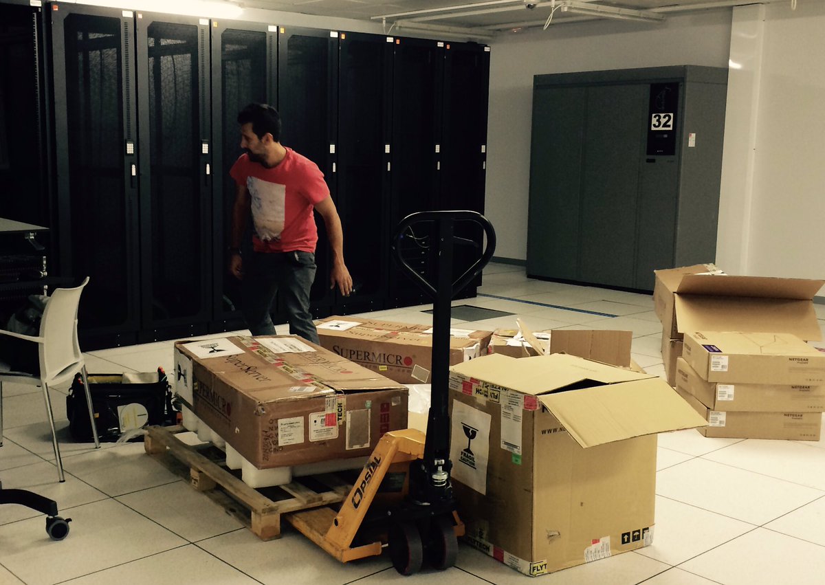 adw_es's tweet photo. Sigue llenando material al data de Zamudio. Y ya sabéis lo que toca este finde: montar, cablear... configurar... https://t.co/03BNP8Ry4G