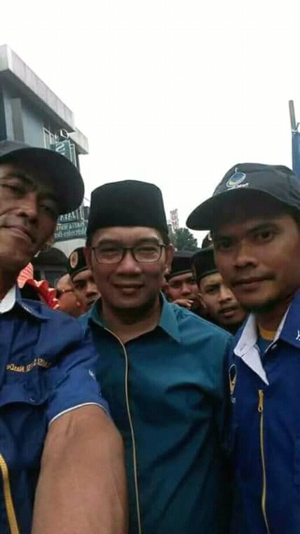 AdiTaiyeb's tweet photo. @ridwankamil Ini kang ridwan kamil bersama partai nasdem dlm suatu acara. https://t.co/BsWNFTOhOm
