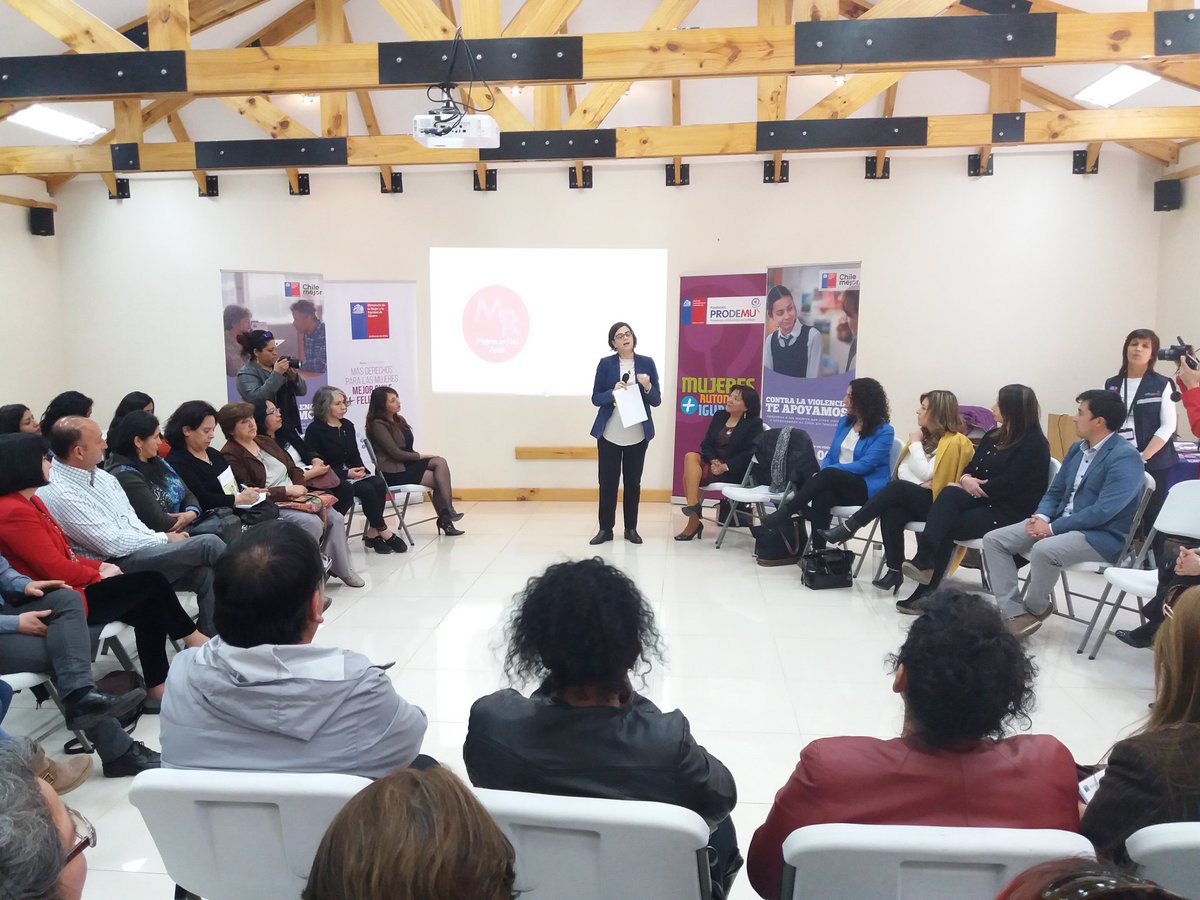 ProdemuAysen's tweet photo. Agradecidas de la visita de la Ministra @MinMujeryEG a quien pudimos exponer nuestro proyecto #MujeresEnRed #NiUnaMenosAysen https://t.co/zb9nShDvzF