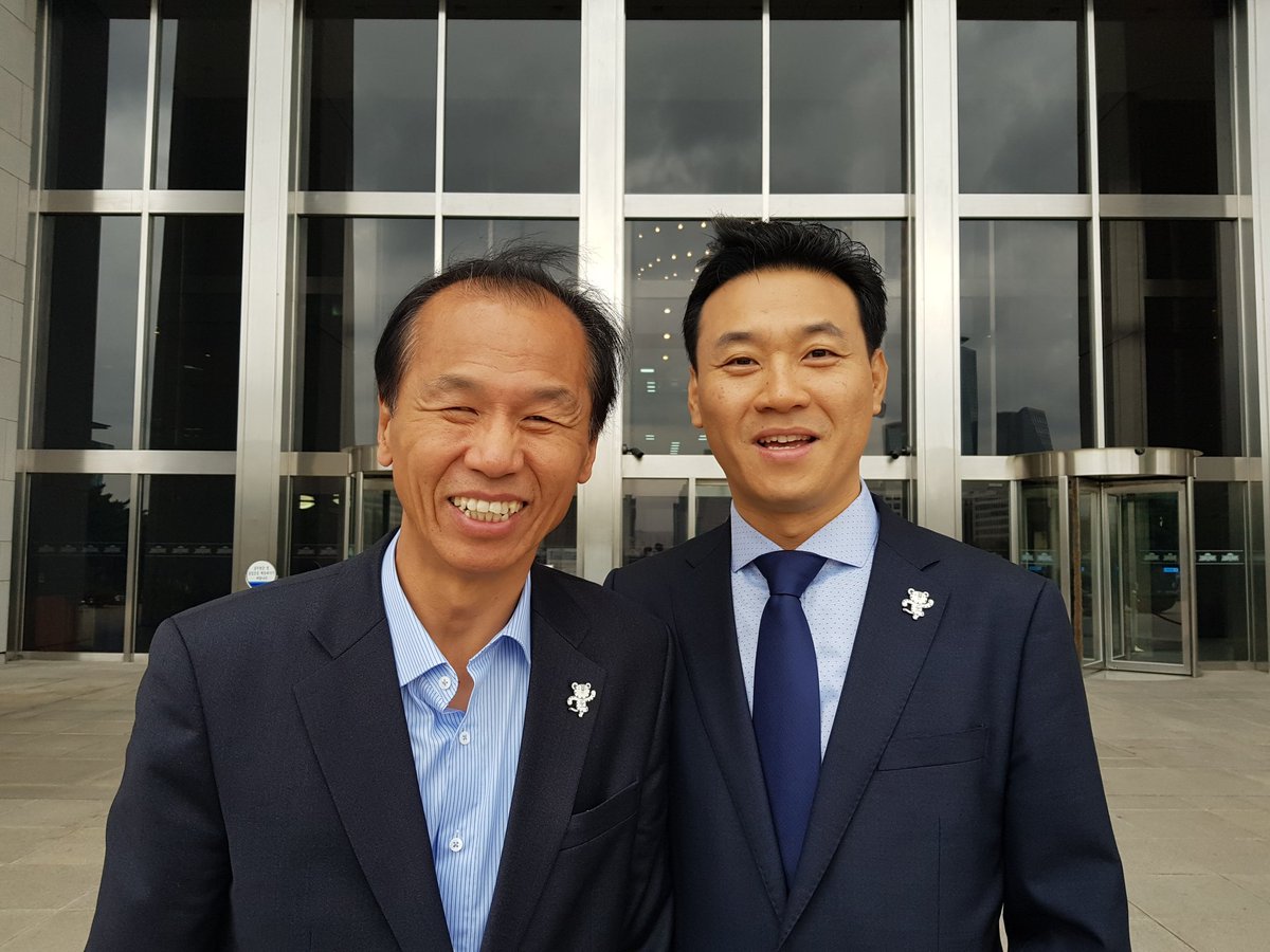 국회에서 최문순 강원도 지사님을 
뵈었습니다.
동계올림픽의 성공적인 개최를
위해서 최선을 다하시는 모습이
너무나 인상적 이었습니다. 
평창 동계올림픽이 꼭
성공할수 있도록 강남구에서도
많은 분들의 참여와 홍보를
부탁드립니다!