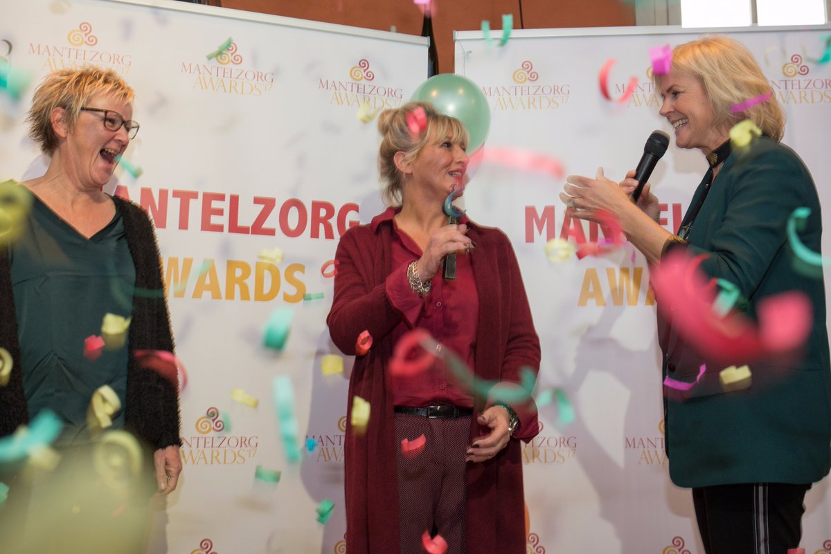 Spannend! Vandaag worden de felbegeerde #MantelzorgAwards uitgereikt. Inmiddels is de 1e Mantelzorg Award uitgereikt aan... Marjolijn Bruurs uit Gooise Meren, genomineerd door Agnes Ooms. Gefeliciteerd Marjolijn!