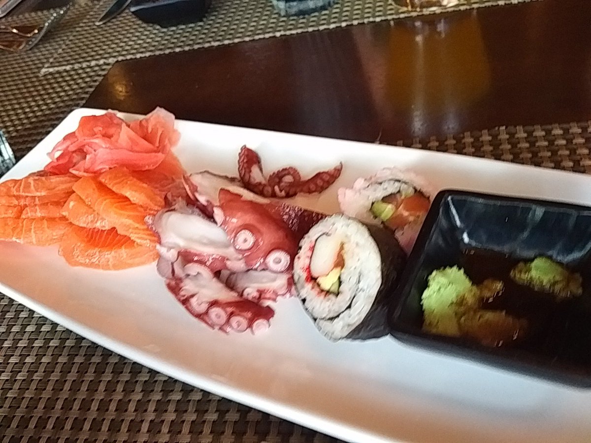 Gyrowoof's tweet photo. Moved forward a wolf #buffet and #movie appointment to tonight so I can hang out with the fuzzballs for dinner Saturday. :3 #Foodphoto #FatWuff https://t.co/kgQHuIcW2B