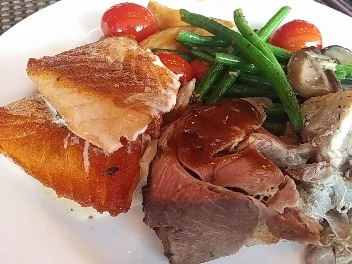 Gyrowoof's tweet photo. Moved forward a wolf #buffet and #movie appointment to tonight so I can hang out with the fuzzballs for dinner Saturday. :3 #Foodphoto #FatWuff https://t.co/kgQHuIcW2B