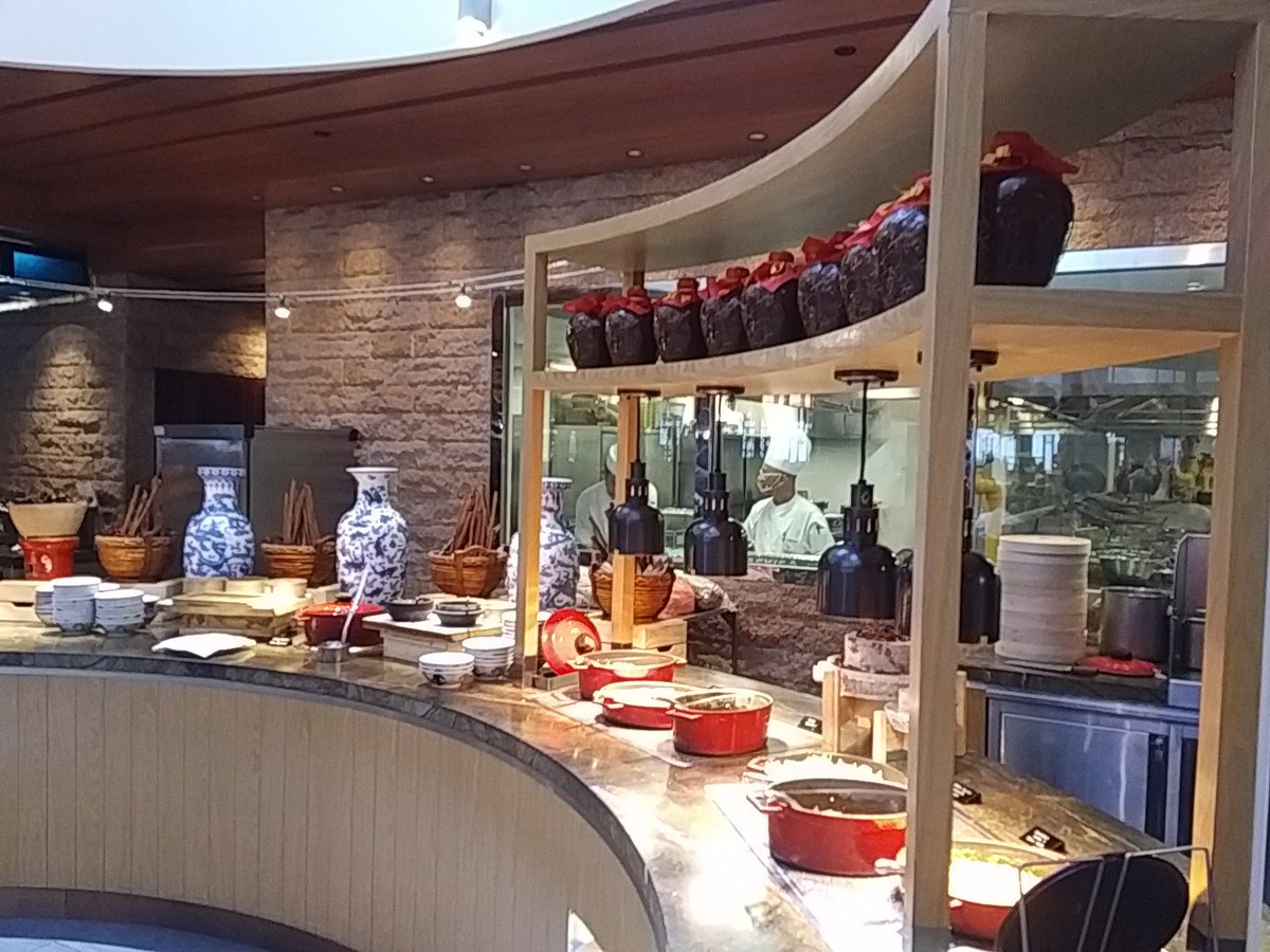 Gyrowoof's tweet photo. Moved forward a wolf #buffet and #movie appointment to tonight so I can hang out with the fuzzballs for dinner Saturday. :3 #Foodphoto #FatWuff https://t.co/kgQHuIcW2B