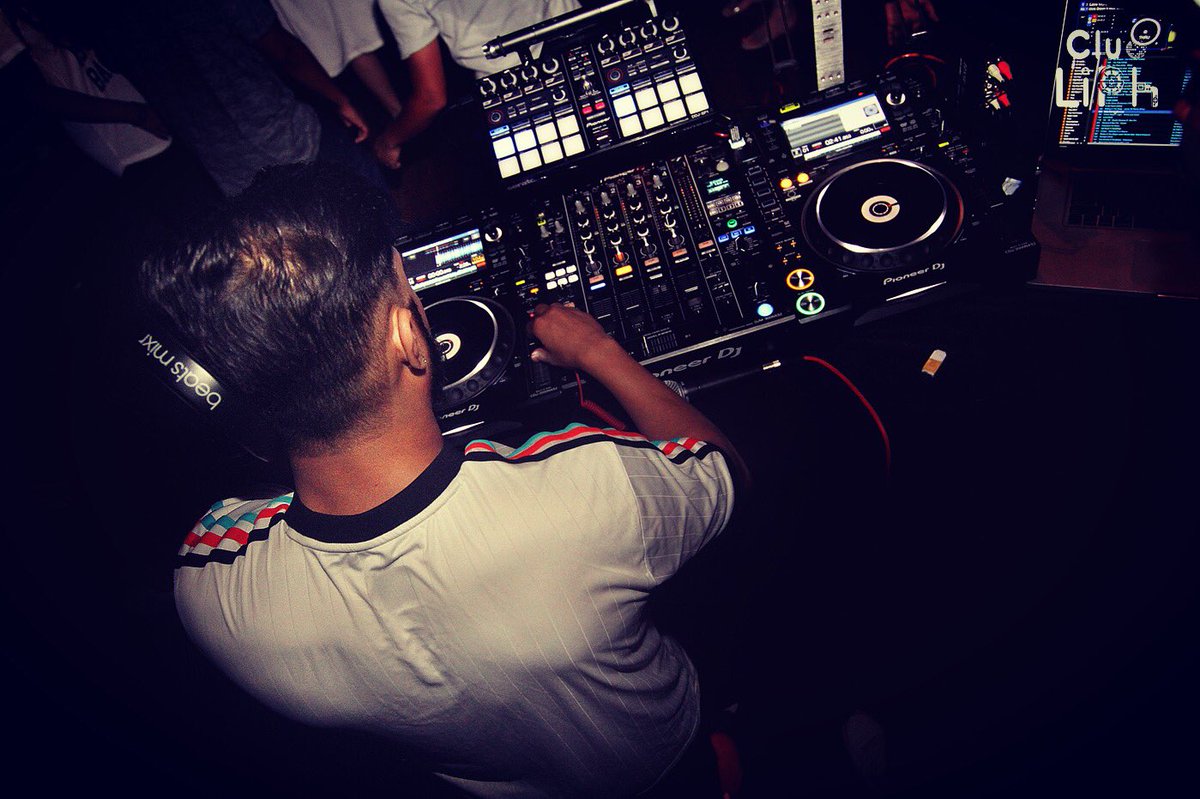 DJ_Vee7's tweet photo. Tonight’s gonna be 🔥🔥🔥
#abarcalledlife #juhu  #mumbaifridaynights https://t.co/jrrExxOPNw