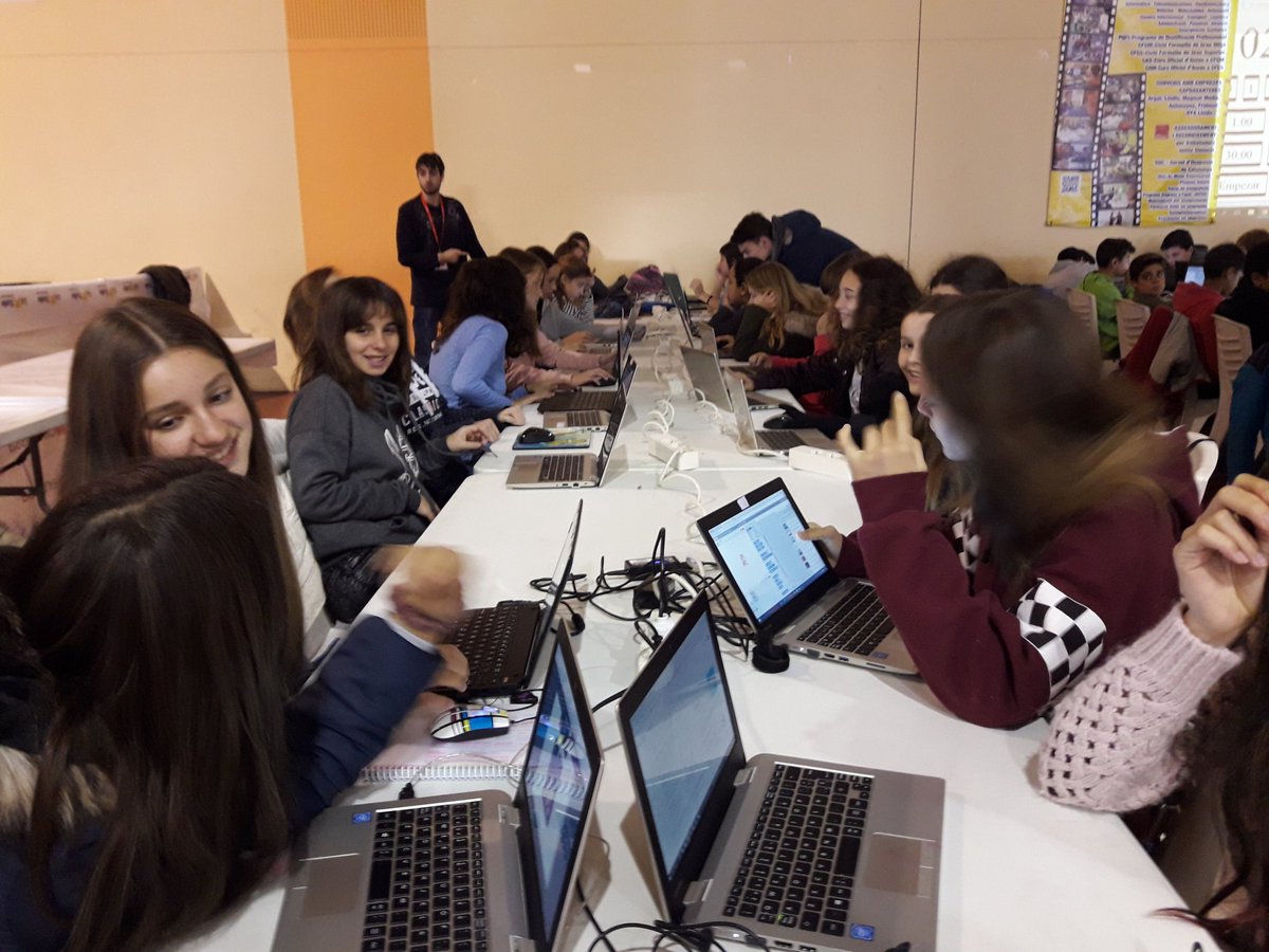 baldillou's tweet photo. I ara el gran repte: Crear un videojoc!! Qui guanyarà?#MLP2017 @SalleMollerussa https://t.co/GTvE8FDLzN