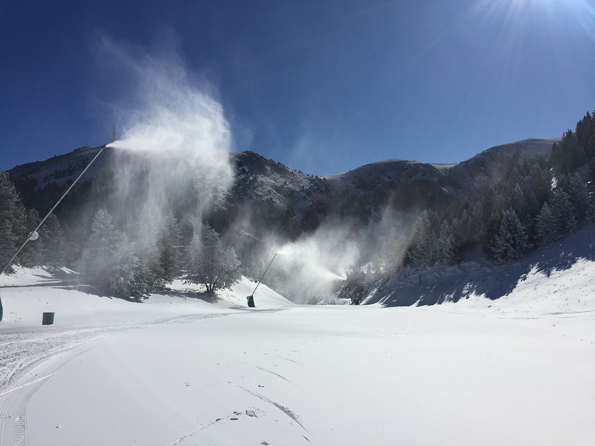 TurismeCerdanya's tweet photo. Avui a les 12h han arrencat la temporada 17/18 a @MasellaPirineu la primera dels Pirineus!!!! A més aquesta temporada celebren els 50 anys! Enhorabona!!!!!! https://t.co/eOGwPkl5dV