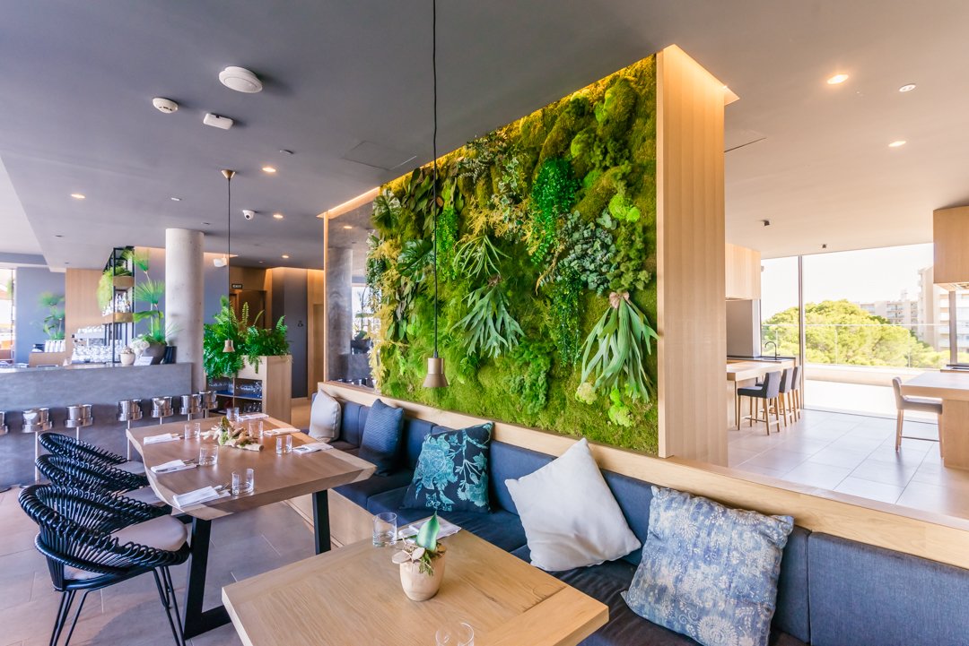 Descubre #restaurantes donde se siente la naturaleza alrededor de la mesa con #jardinesverticales interiores bit.ly/2zMB7SY #contract #diseño #jardinvertical #decoracion