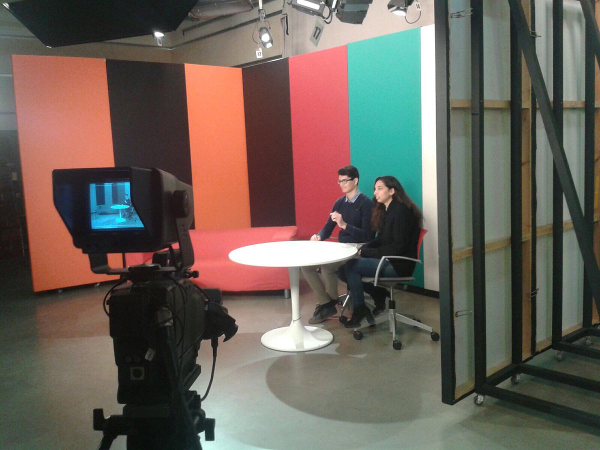 colegiosilbcn's tweet photo. Los alumnos de 2 #BatSIL hacen un noticiario/magazine en la visita a @UICbarcelona #orientacionprofesional https://t.co/KjPJd0bqdj