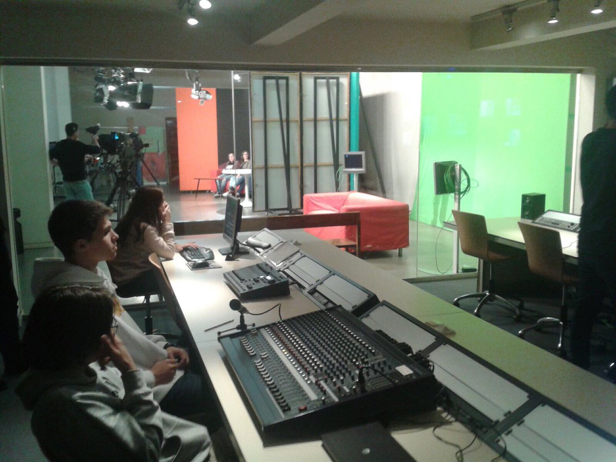 colegiosilbcn's tweet photo. Los alumnos de 2 #BatSIL hacen un noticiario/magazine en la visita a @UICbarcelona #orientacionprofesional https://t.co/KjPJd0bqdj