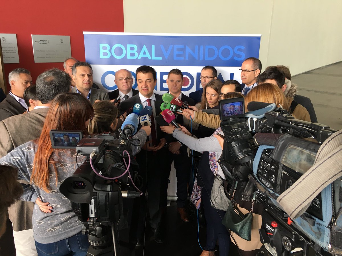 DOManchuela's tweet photo. Muchos amigos en el comienzo de #ConBobal que ha inaugurado @fmartinezarroyo. Gracias a todos los que estáis compartiendo la jornada con #DOManchuela https://t.co/fbuNgPYcWo