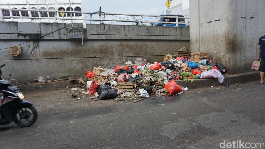 detikcom's tweet photo. Jorok, Sampah Menumpuk di Dekat Flyover Kebayoran Lama https://t.co/mKItmm9ORx https://t.co/qi8XNStLrf
