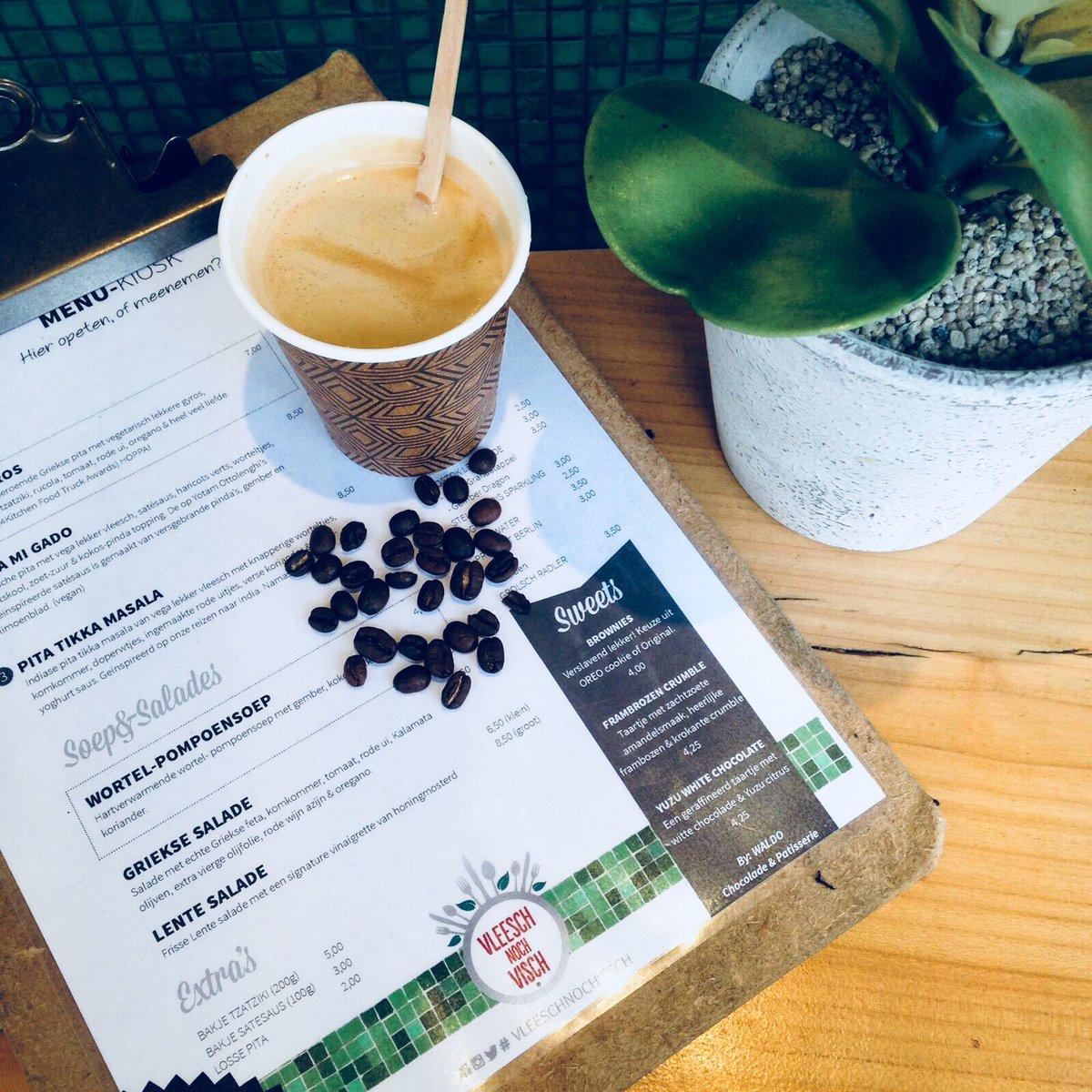 Kom deze week tussen 12:00-16:00 langs voor ‘n legendarisch vegetarische pita &amp; ontvang ‘n gratis kopje koffie! #togo #takeaway #coffee #020