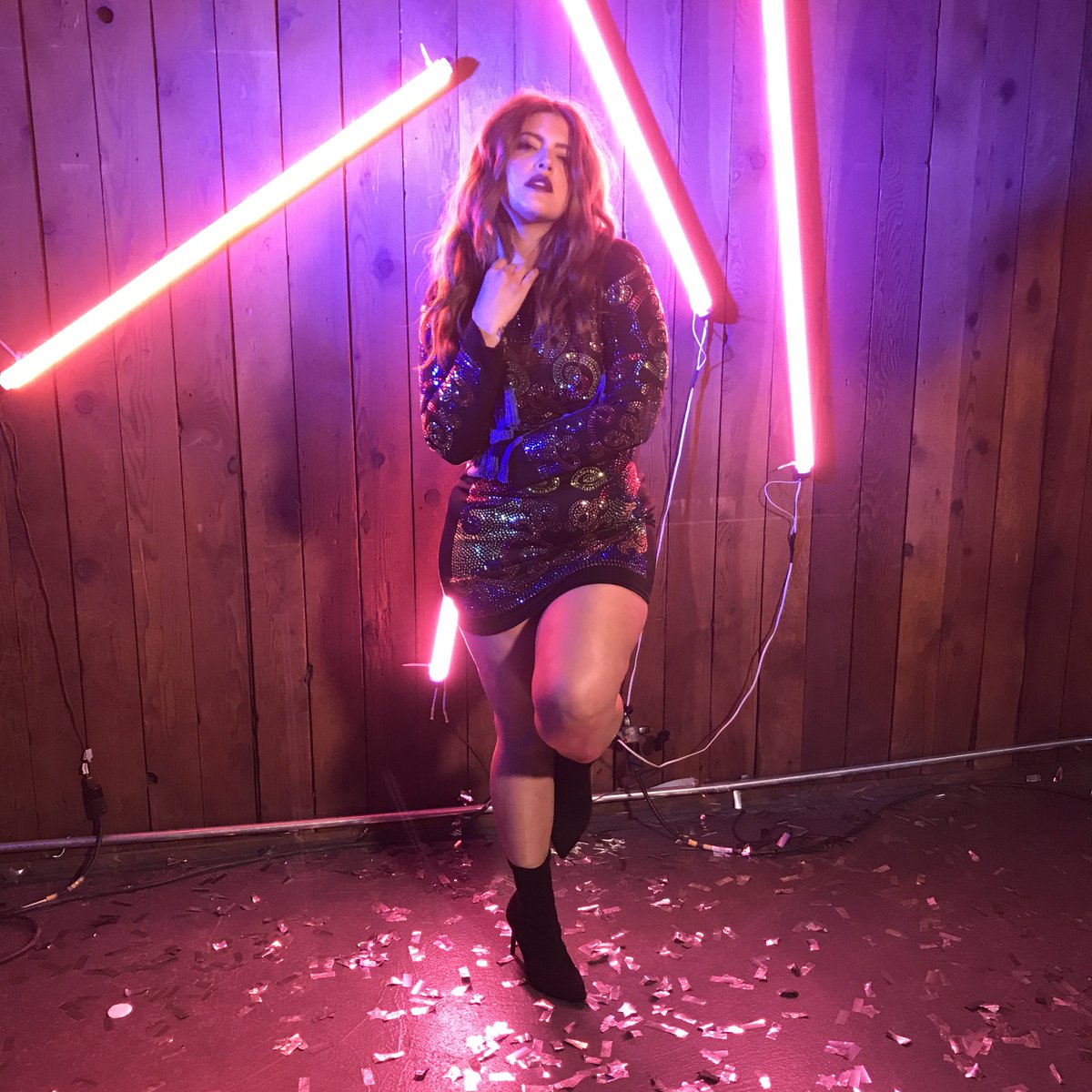 SimplyBeUSA's tweet photo. @denisebidot killin' it on set 😍 #BeBold #BeYou #BeSimplyBe https://t.co/pJXgdsFJIg