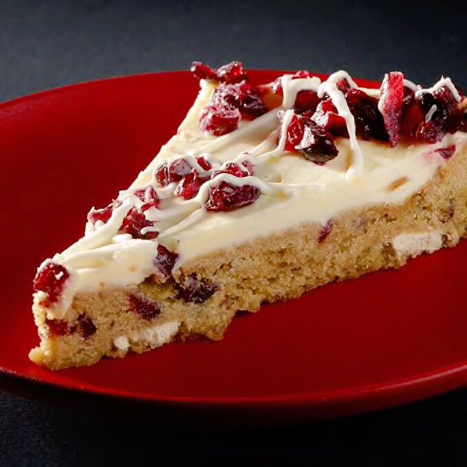 USStarbucks's tweet photo. Cranberry Bliss Bar
-寒くなってきたこの時期、あま〜いケーキと苦〜いホットコーヒーを飲みたくなることありませんか？(๑˃̵ᴗ˂̵) そんなあなたにオスス���のスイーツです🧡 #スタバ #スイーツ https://t.co/V9syiVFxj6