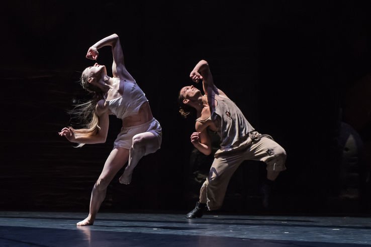 parisparisfr's tweet photo. 09-12/11. #Danse. #RoméoEtJuliette, d'A.Preljocaj/Prokofiev. Décors d'E.Bilal, #TSQY https://t.co/bHkeiXfAYo Un classique incontournable ! ✾ https://t.co/q8eX2fcKgJ