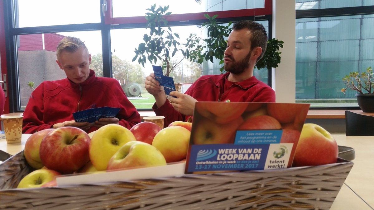 #rwziApeldoorn #weekvandeloopbaan  Collega's druk met kwartetspel, ontwikkelen in je werk, appeltje voor de dorst 👍😀