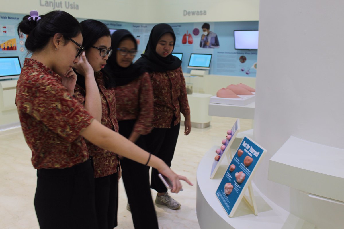 imuseum_fkui's tweet photo. Selamat sore sahabat iMuseum. Selamat Hari Pahlawan!
Senang sekali hari ini mendapatkan kunjungan dari SMA Labschool Jakarta.
Kami pun berbagi kisah tentang sejarah pendidikan kedokteran di Indonesia, tokoh-tokoh yang terlibat didalamnya, dan para pahlawan yang namanya kan abadi. https://t.co/4izWYzVkF4