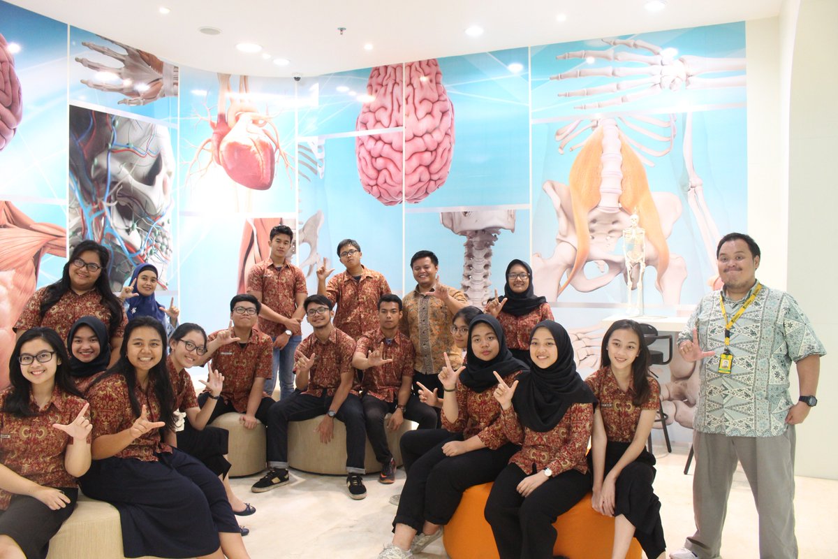 imuseum_fkui's tweet photo. Selamat sore sahabat iMuseum. Selamat Hari Pahlawan!
Senang sekali hari ini mendapatkan kunjungan dari SMA Labschool Jakarta.
Kami pun berbagi kisah tentang sejarah pendidikan kedokteran di Indonesia, tokoh-tokoh yang terlibat didalamnya, dan para pahlawan yang namanya kan abadi. https://t.co/4izWYzVkF4