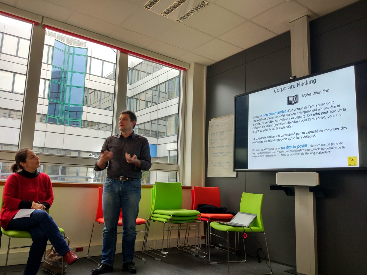 NabilBouzerna's tweet photo. Introduction par @setolivier au #midwork #5 du collectif Paris-Saclay des @hacktivateurs au @WAWlab #CorporateHacking toujours autant d' #innovateurs présents 😇 @FranckMaistre @Fabrice71 #innovation #Digital https://t.co/iqUWZ2bYhX
