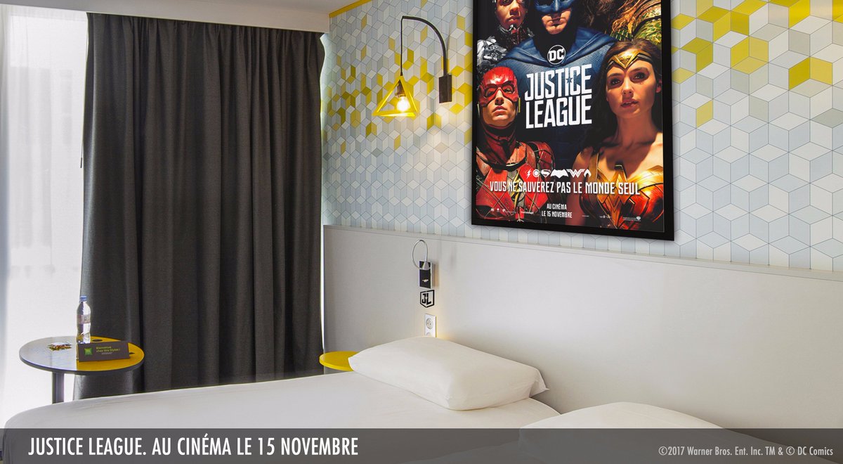 A l’occasion de la sortie du film #JusticeLeague le 15 novembre, des places de ciné &amp; des goodies du film sont à gagner 🎟️
Pour tenter votre chance : 
⭐️ Retrouvez le logo Justice League caché dans notre chambre d’hôtel 
⭐️ Tweetez la capture d’écran en réponse à ce tweet