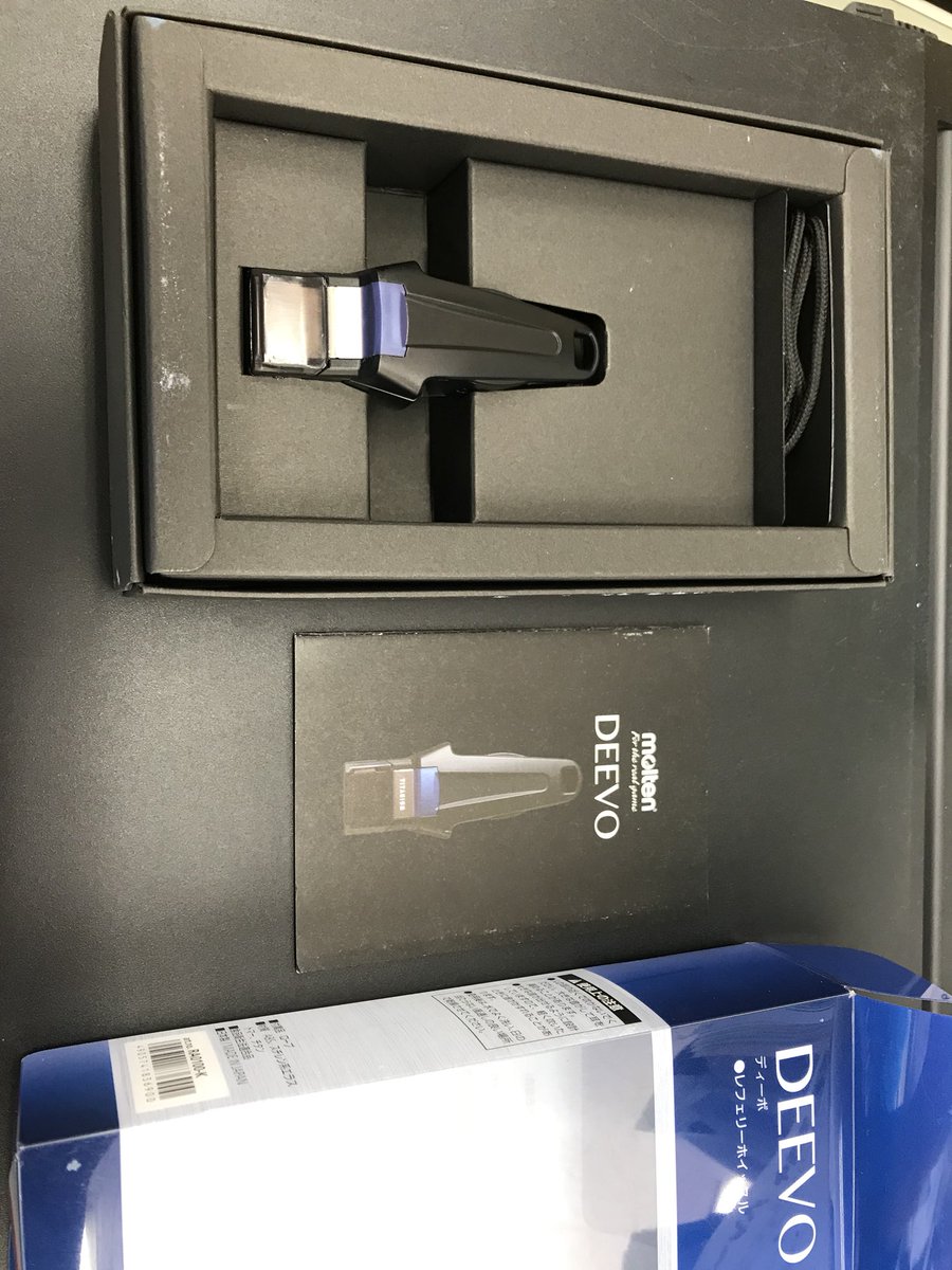 clever_MB_11's tweet photo. モルテンの方が営業に来て、「バレー部で何かありますか?」と聞かれたので、「年始に高い笛がでましたよね?」と言ったら実物を見せてくれた。
#モルテン
#DEEVO https://t.co/3WAIqgOMB9