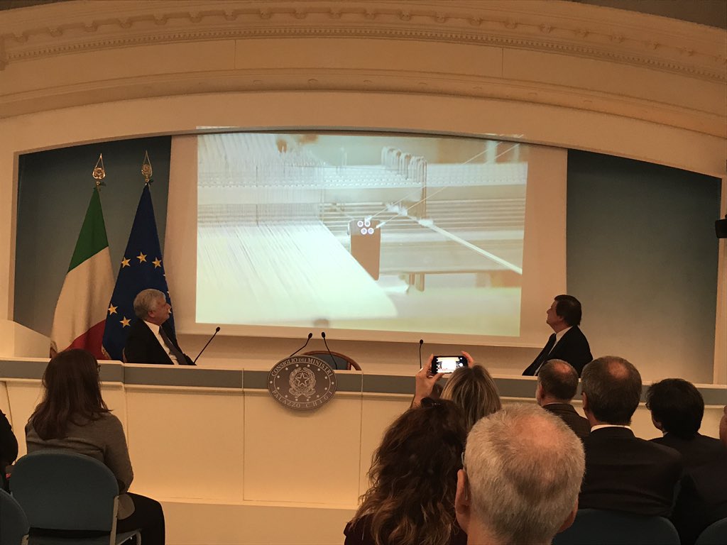 Staffetta's tweet photo. La " #derapata di marketing" di @CarloCalenda : il video di presentazione della Sen a Palazzo Chigi @MinSviluppo https://t.co/szqwqvj28K