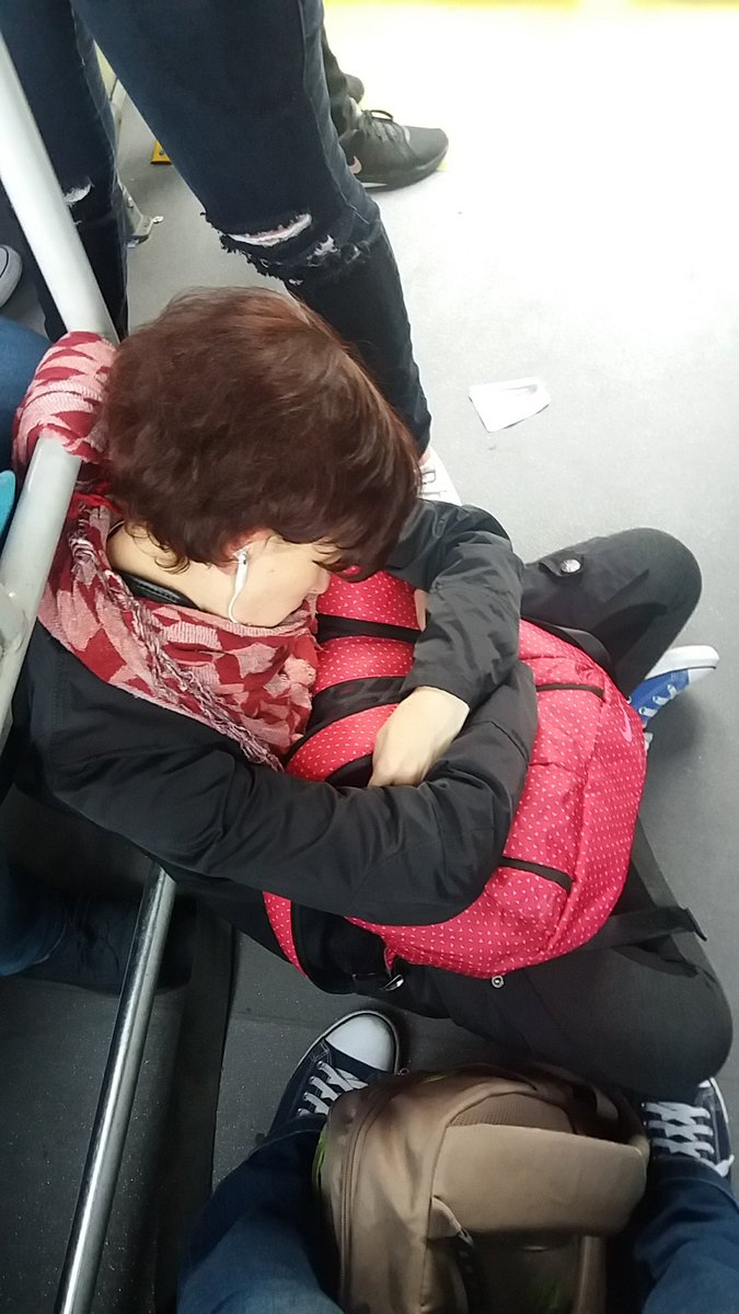 YaRyKaY's tweet photo. Cosas que pasan en el transmilenio jajajaja ella va en el 5to sueño #yvaespescando #chachaaa #VaEsDesmengua 😂😂😂😂 #ytodoporqueesviernes #vierneslocochon 😂 https://t.co/gCm2eP0q7i