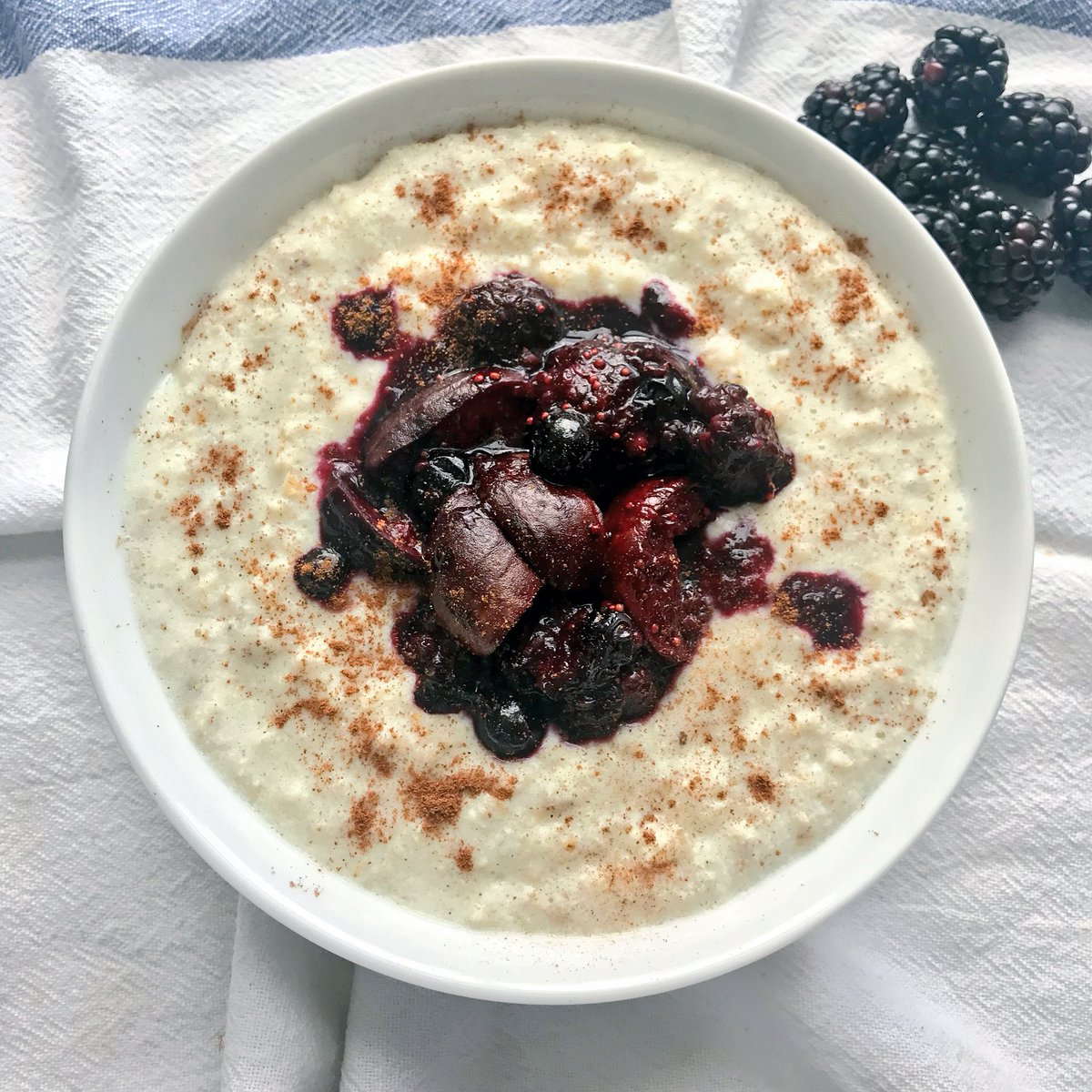 bethowen_pt's tweet photo. Stewed figs, blueberries &amp; blackberries with a little sprinkle of cinnamon #porridgeporn #breakfast #oatsfordays #cantlivewithoutit #healthyeating #eatclean #highprotein #keepitlean #postworkout #gymlife #allthegoods https://t.co/BfJuWP1npU