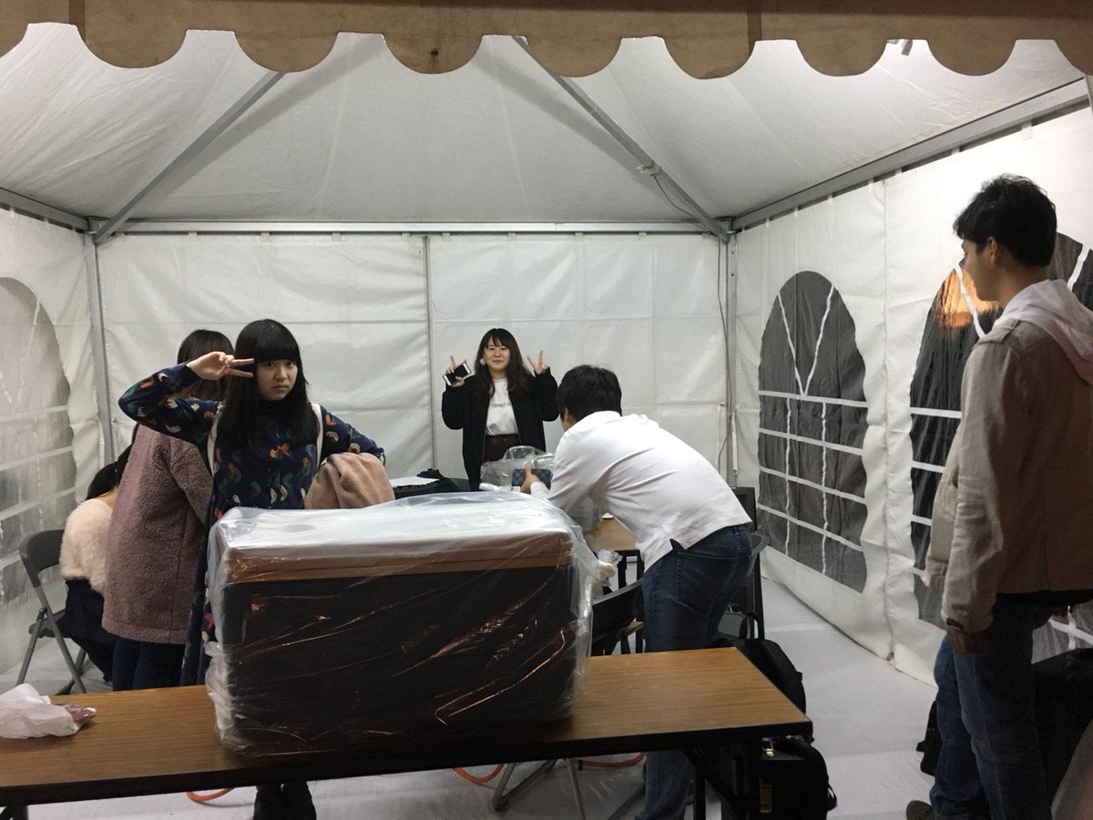 senzokutrumpet's tweet photo. こんばんは！
いよいよ明日から二日間、洗足学園の学園祭です😆

トランペット研究会では、1・2年生がラッパ亭という名前でおにぎりと味噌田楽を売っています！！🍙✨
準備も頑張っているので、お腹がすいたら是非ラッパ亭にお越しください😊

写真は準備中のものです🎺✨ https://t.co/mREF5xcXEn