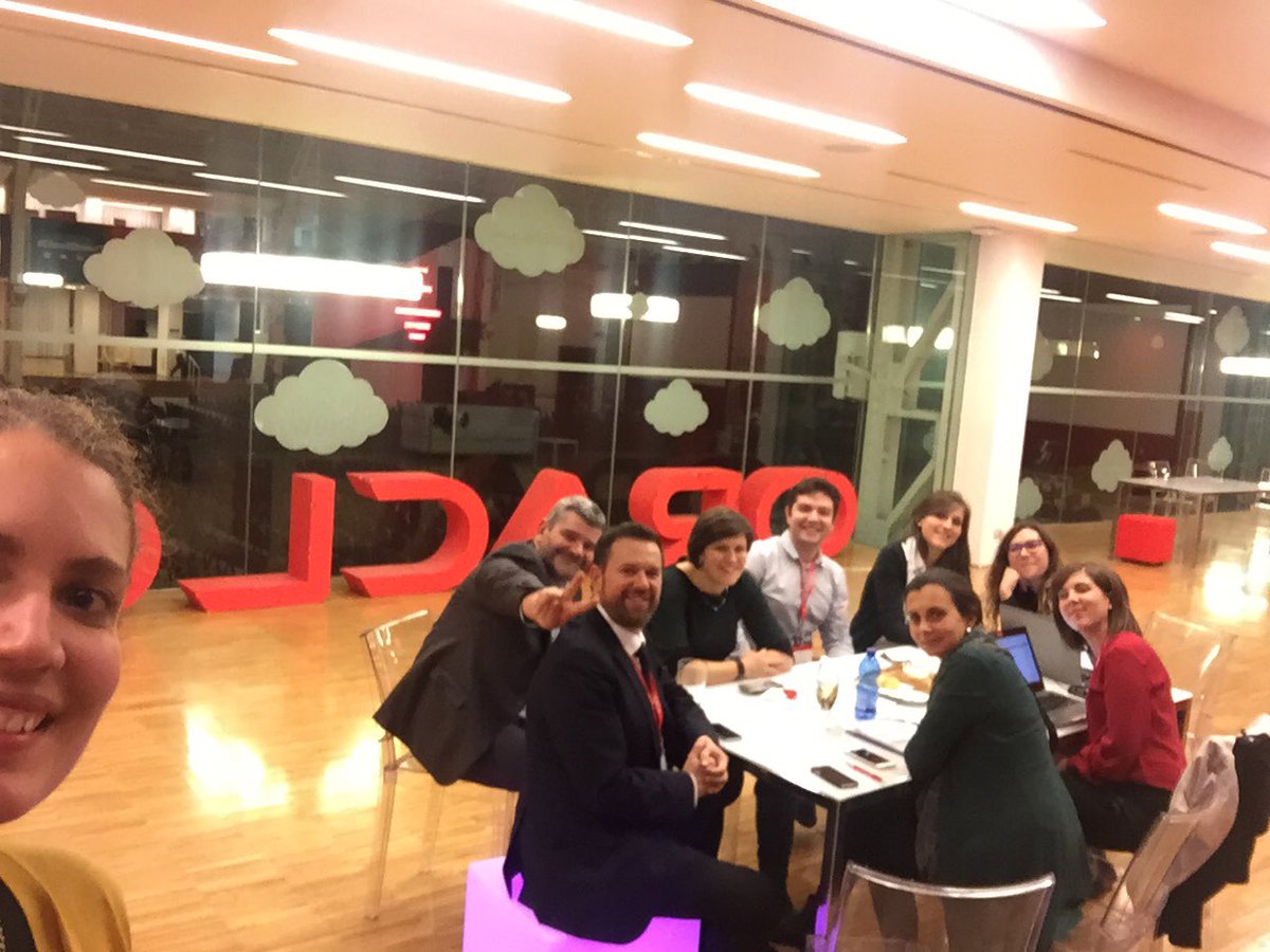 RizzardiElena's tweet photo. #CloudShowIT sopravvissuti anche quest'anno!! Che Show meraviglioso @Svalgoi @EttoreV @BellinzN @giovannabrb89 @NChiodelli @OracleItalia https://t.co/Za2YFBUXfV