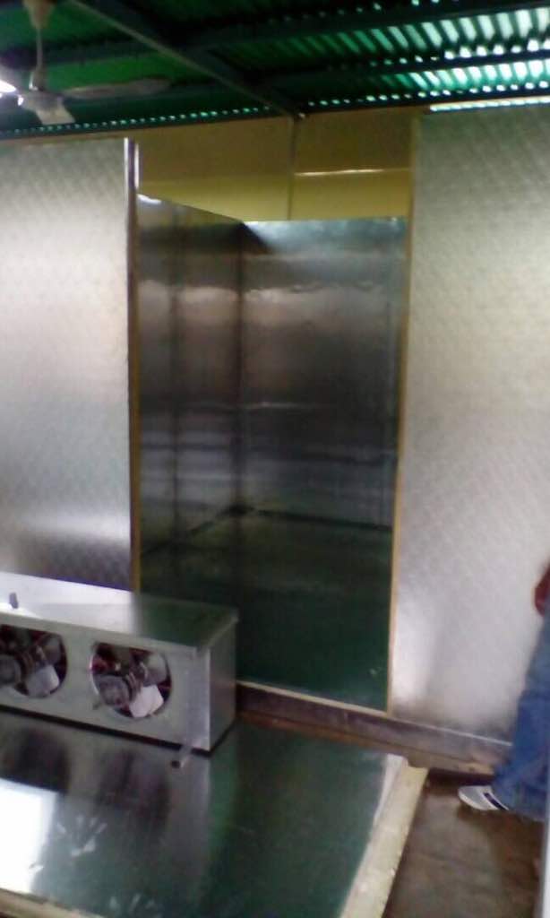 FCU UNEY Avance en  instalacion de cava cuarto para el comedor estudiantil de la UNEY, al 10/11/2017
