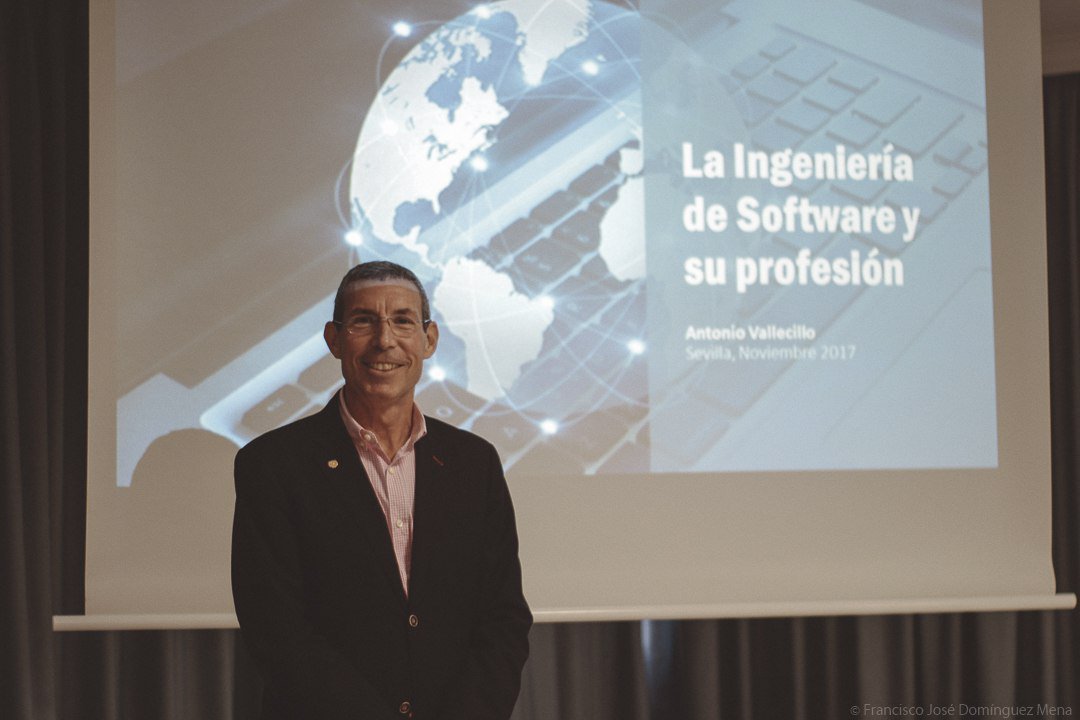 InnoSoftDays's tweet photo. Hemos tenido la suerte de contar en nuestras #ISoftDays con la presencia del Dr @AVallecillo que nos habló sobre la Ingeniería del Software y su profesión. https://t.co/mqh12MvRuE