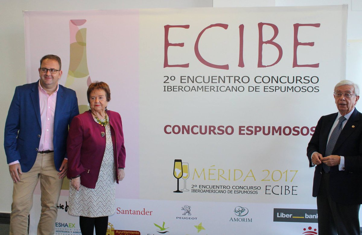 ayto_merida's tweet photo. El alcalde @arosuna ha asistido al comienzo del Concurso Iberoamericano de Espumosos junto a la enóloga Isabel Mijares, hija predilecta de la ciudad, y Rafael Ansón, presidente de la Real Academia de Gastronomía Española #ecibe https://t.co/t2Wcgzs4zy