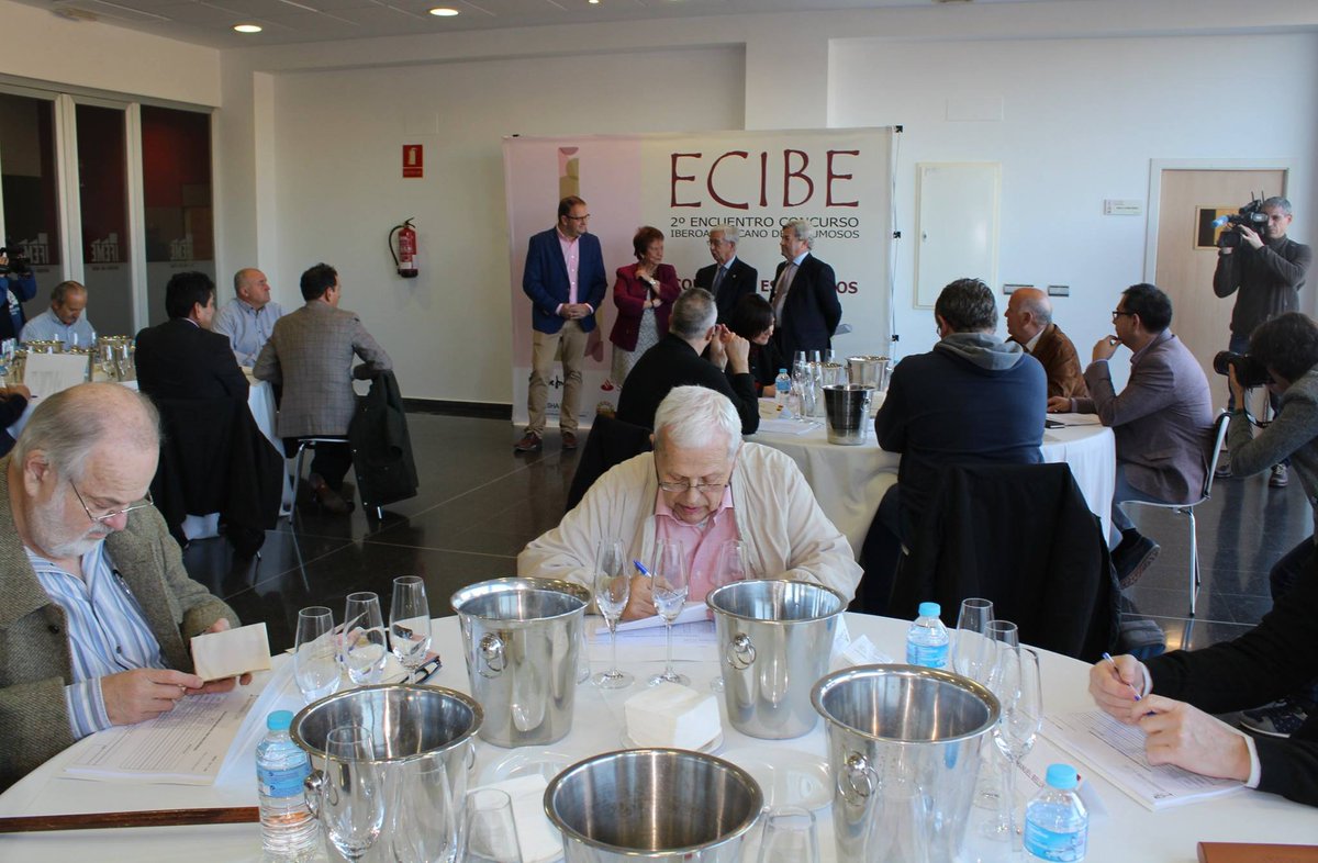 ayto_merida's tweet photo. El alcalde @arosuna ha asistido al comienzo del Concurso Iberoamericano de Espumosos junto a la enóloga Isabel Mijares, hija predilecta de la ciudad, y Rafael Ansón, presidente de la Real Academia de Gastronomía Española #ecibe https://t.co/t2Wcgzs4zy