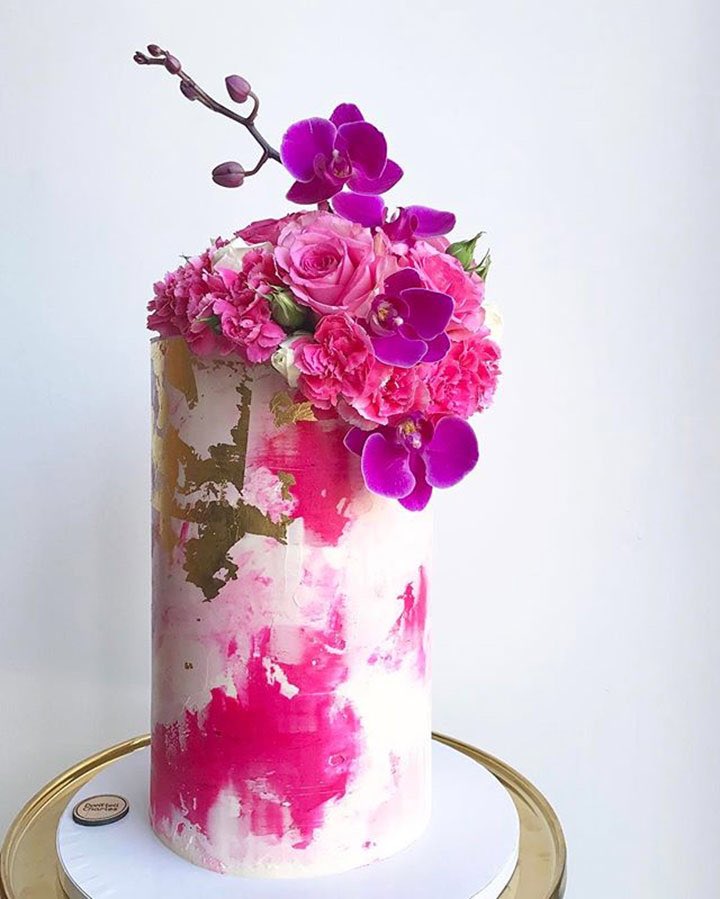 thewedcommunity's tweet image. Lunchtime Wedding Treat - Wow! What an incredible wedding cake by Don't Tell Charles. This will really wow your guests.