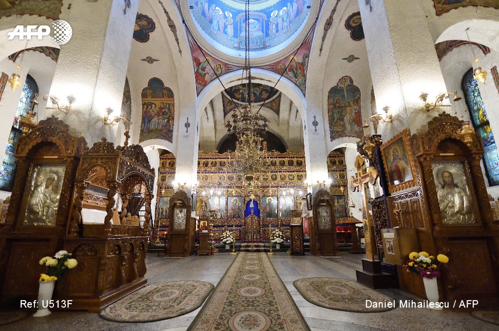 AFPphoto's tweet photo. 🇷🇴 How churches were lifted to safety in communist Bucharest https://t.co/yE9X8t2nTx 📷 Daniel Mihailescu #AFP https://t.co/KYahH1he4y