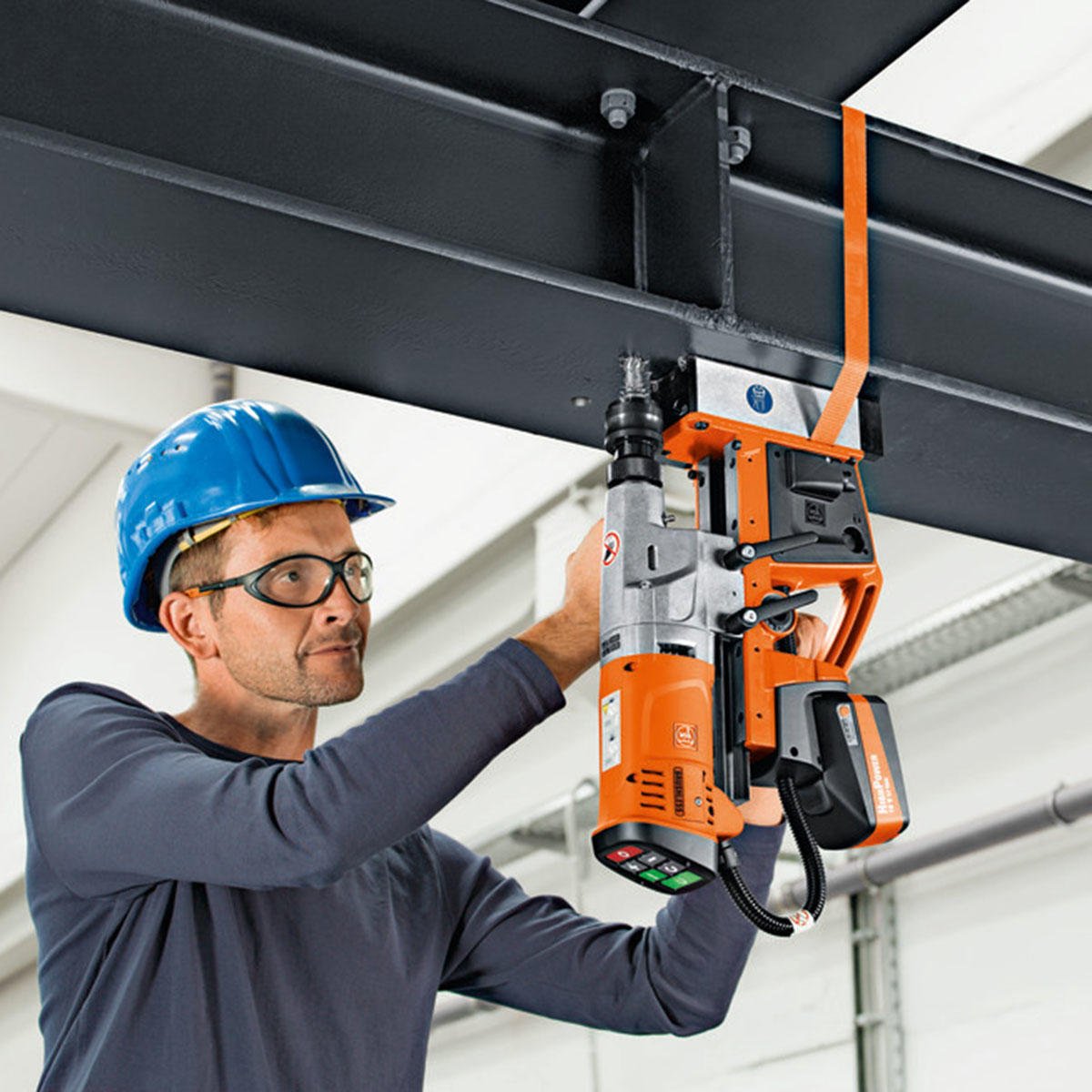 Lässt dich nicht hängen. Hängt selbst aber verdammt gut. 
Die neue FEIN Akku-Magnet-Kernbohrmaschine für den universellen Einsatz.