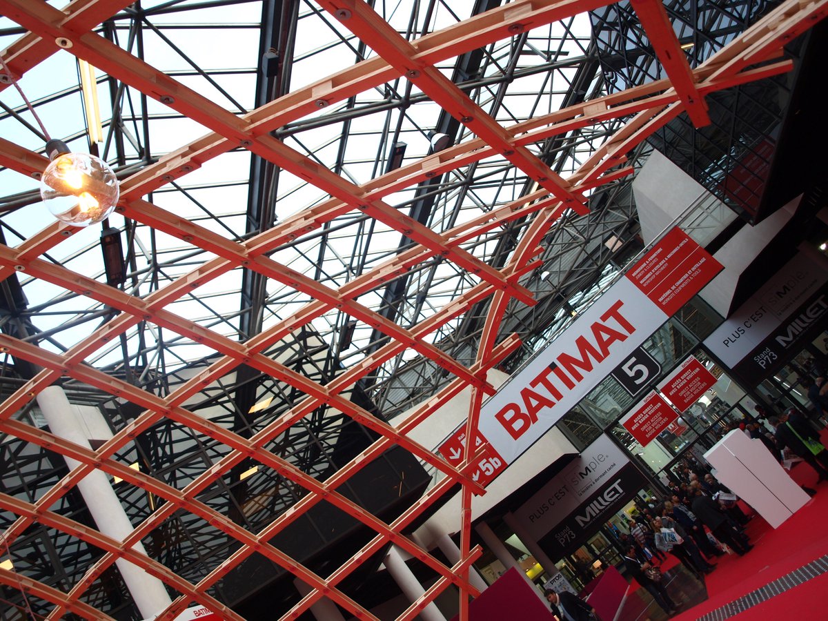 Batimat's tweet photo. Avez-vous vu l'incroyable point d'accueil devant le Hall 5A ? Une architecture éphémère en bois par @quaternionfr &amp; @WurthFranceSA ! #MDB2017 https://t.co/hLCu1eG1sk