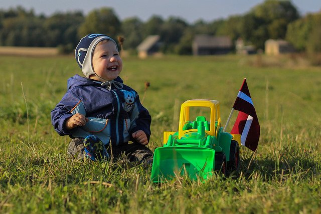 rsmteh's tweet photo. Lāčplēša dienas priekšvakarā, ceturtdien, 9.novembrī Saeimas namā atklāta jauniešu fotokonkursa “Mūsu karogs” uzvarētāju darbu izstāde. Prieks par mūsu audzēknēm Līgu Arāju un Viktoriju Hudjakova no grupas 5./6., kuras piedalījās konkursā un ir iekļuvušas uzvarētāju vidū. https://t.co/QBaDKJlEur