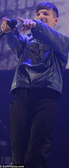 PromoLTBrasil's tweet photo. 📲(09.11) | Louis no palco da #Key103Live.
#LouisKey103
©https://t.co/Iy9jgJcjzQ https://t.co/TmUKccVP1c