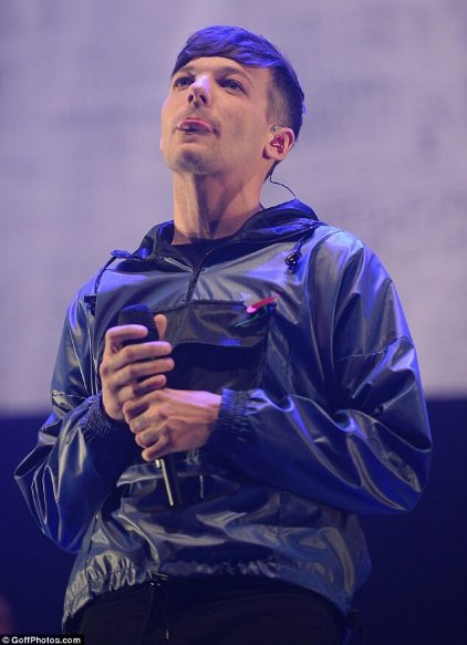 PromoLTBrasil's tweet photo. 📲(09.11) | Louis no palco da #Key103Live.
#LouisKey103
©https://t.co/Iy9jgJcjzQ https://t.co/TmUKccVP1c