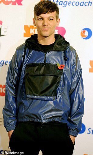 PromoLTBrasil's tweet photo. 📷(09.11) | Louis no tapete vermelho da #Key103Live ontem.
#LouisKey103
©https://t.co/Iy9jgJcjzQ https://t.co/uobW06uoWi